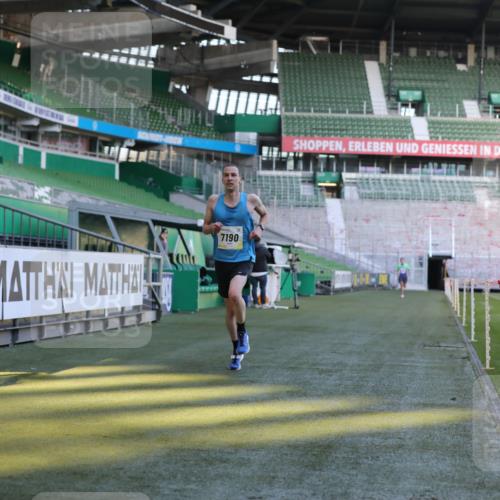 06.10.2024 - 19. swb-Marathon Bremen Yannick Fuchs http://msf.ph/oto/7377947 06.10.2024 10:19:07 Laufen im Stadion 7190, 7247, 7838, 8543, 8664, 8735, 8750 meine-sportfotos.de
