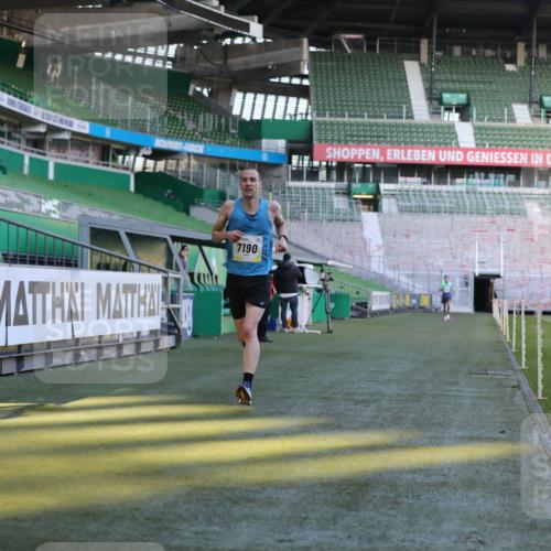 06.10.2024 - 19. swb-Marathon Bremen Yannick Fuchs http://msf.ph/oto/7377952 06.10.2024 10:19:07 Laufen im Stadion 7190, 7247, 7838, 8543, 8664, 8735, 8750 meine-sportfotos.de