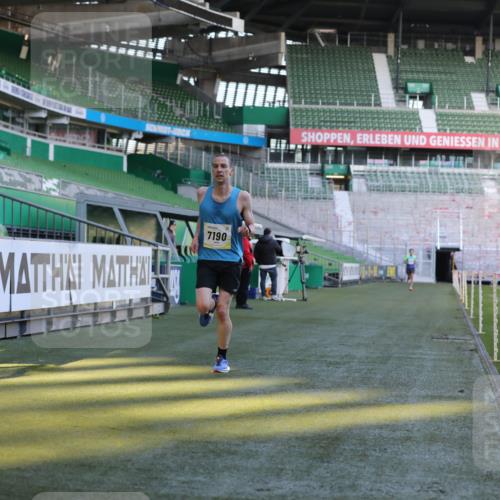 06.10.2024 - 19. swb-Marathon Bremen Yannick Fuchs http://msf.ph/oto/7377957 06.10.2024 10:19:07 Laufen im Stadion 7190, 7247, 7838, 8543, 8664, 8735, 8750 meine-sportfotos.de