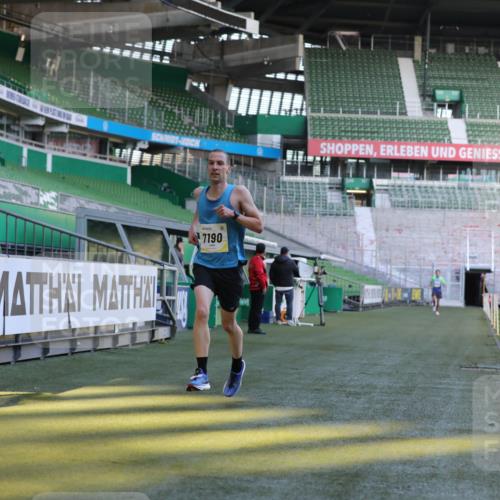 06.10.2024 - 19. swb-Marathon Bremen Yannick Fuchs http://msf.ph/oto/7377961 06.10.2024 10:19:07 Laufen im Stadion 7190, 7247, 7838, 8543, 8664, 8735, 8750 meine-sportfotos.de