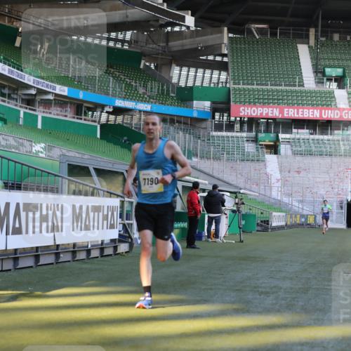 06.10.2024 - 19. swb-Marathon Bremen Yannick Fuchs http://msf.ph/oto/7377966 06.10.2024 10:19:08 Laufen im Stadion 7190, 7247, 7838, 8543, 8664, 8735, 8750 meine-sportfotos.de