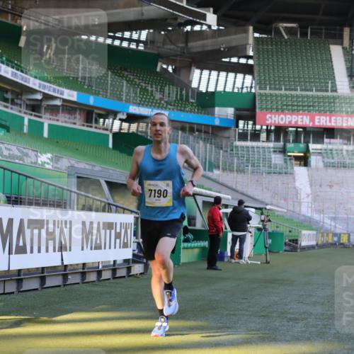 06.10.2024 - 19. swb-Marathon Bremen Yannick Fuchs http://msf.ph/oto/7377976 06.10.2024 10:19:08 Laufen im Stadion 7190, 7247, 7838, 8543, 8664, 8735, 8750 meine-sportfotos.de