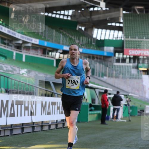 06.10.2024 - 19. swb-Marathon Bremen Yannick Fuchs http://msf.ph/oto/7377989 06.10.2024 10:19:08 Laufen im Stadion 7190, 7247, 7838, 8543, 8664, 8735, 8750 meine-sportfotos.de