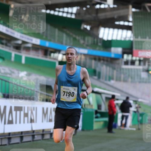 06.10.2024 - 19. swb-Marathon Bremen Yannick Fuchs http://msf.ph/oto/7377991 06.10.2024 10:19:08 Laufen im Stadion 7190, 7247, 7838, 8543, 8664, 8735, 8750 meine-sportfotos.de