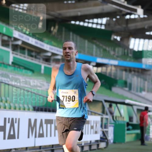 06.10.2024 - 19. swb-Marathon Bremen Yannick Fuchs http://msf.ph/oto/7377995 06.10.2024 10:19:08 Laufen im Stadion 7190, 7247, 7838, 8543, 8664, 8735, 8750 meine-sportfotos.de