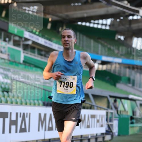 06.10.2024 - 19. swb-Marathon Bremen Yannick Fuchs http://msf.ph/oto/7378005 06.10.2024 10:19:09 Laufen im Stadion 7190, 7247, 7838, 8543, 8664, 8735, 8750 meine-sportfotos.de
