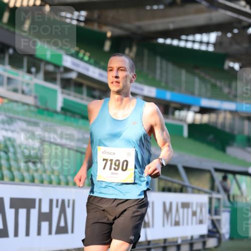 06.10.2024 - 19. swb-Marathon Bremen Yannick Fuchs http://msf.ph/oto/7378009 06.10.2024 10:19:09 Laufen im Stadion 7190, 7247, 7838, 8543, 8664, 8735, 8750 meine-sportfotos.de