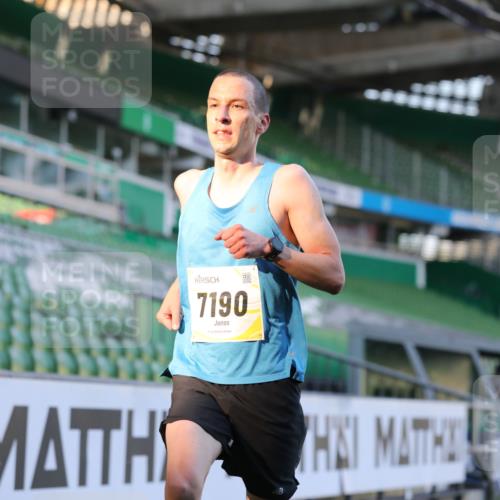 06.10.2024 - 19. swb-Marathon Bremen Yannick Fuchs http://msf.ph/oto/7378023 06.10.2024 10:19:09 Laufen im Stadion 7190, 7247, 7838, 8543, 8664, 8735, 8750 meine-sportfotos.de