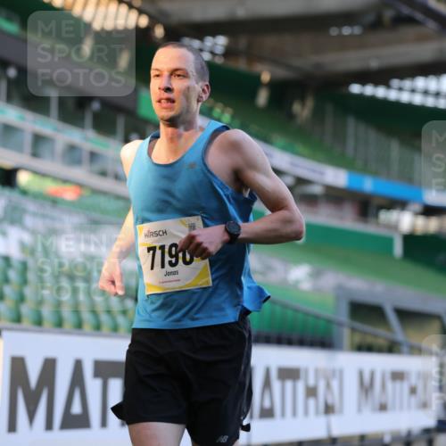 06.10.2024 - 19. swb-Marathon Bremen Yannick Fuchs http://msf.ph/oto/7378025 06.10.2024 10:19:09 Laufen im Stadion 7190, 7247, 7838, 8543, 8664, 8735, 8750 meine-sportfotos.de