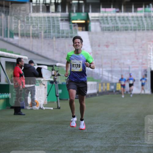 06.10.2024 - 19. swb-Marathon Bremen Yannick Fuchs http://msf.ph/oto/7378034 06.10.2024 10:19:17 Laufen im Stadion 7190, 7838, 8139, 8543, 8664, 8735, 8750 meine-sportfotos.de