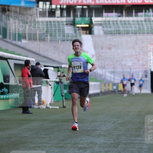 06.10.2024 - 19. swb-Marathon Bremen Yannick Fuchs http://msf.ph/oto/7378041 06.10.2024 10:19:18 Laufen im Stadion 7190, 7838, 8139, 8543, 8664, 8735, 8750 meine-sportfotos.de