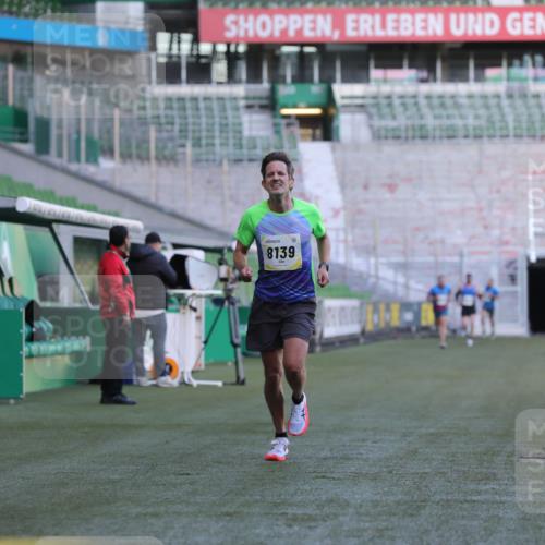 06.10.2024 - 19. swb-Marathon Bremen Yannick Fuchs http://msf.ph/oto/7378044 06.10.2024 10:19:18 Laufen im Stadion 7190, 7838, 8139, 8543, 8664, 8735, 8750 meine-sportfotos.de