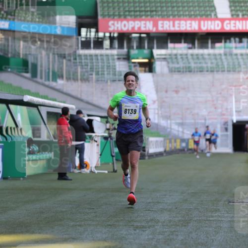 06.10.2024 - 19. swb-Marathon Bremen Yannick Fuchs http://msf.ph/oto/7378047 06.10.2024 10:19:18 Laufen im Stadion 7190, 7838, 8139, 8543, 8664, 8735, 8750 meine-sportfotos.de