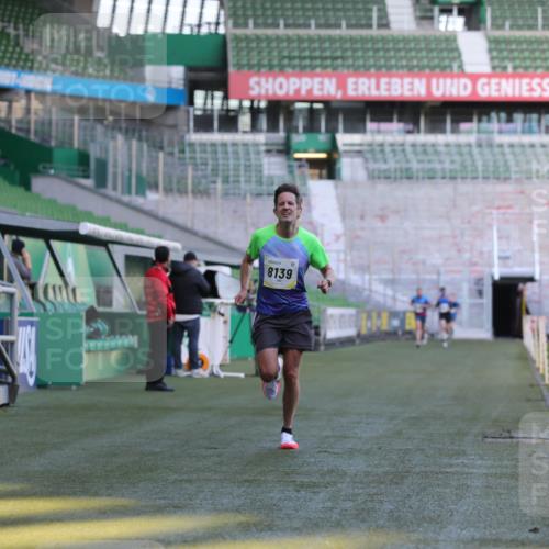 06.10.2024 - 19. swb-Marathon Bremen Yannick Fuchs http://msf.ph/oto/7378050 06.10.2024 10:19:18 Laufen im Stadion 7190, 7838, 8139, 8543, 8664, 8735, 8750 meine-sportfotos.de