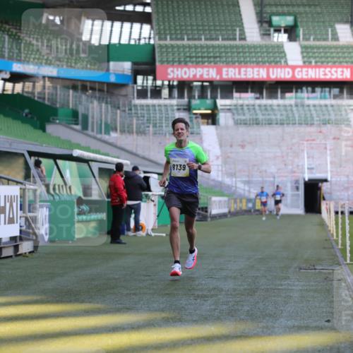 06.10.2024 - 19. swb-Marathon Bremen Yannick Fuchs http://msf.ph/oto/7378058 06.10.2024 10:19:18 Laufen im Stadion 7190, 7838, 8139, 8543, 8664, 8735, 8750 meine-sportfotos.de