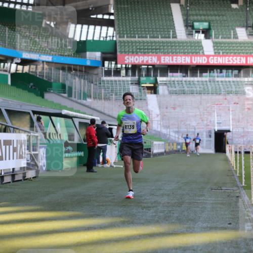 06.10.2024 - 19. swb-Marathon Bremen Yannick Fuchs http://msf.ph/oto/7378062 06.10.2024 10:19:18 Laufen im Stadion 7190, 7838, 8139, 8543, 8664, 8735, 8750 meine-sportfotos.de