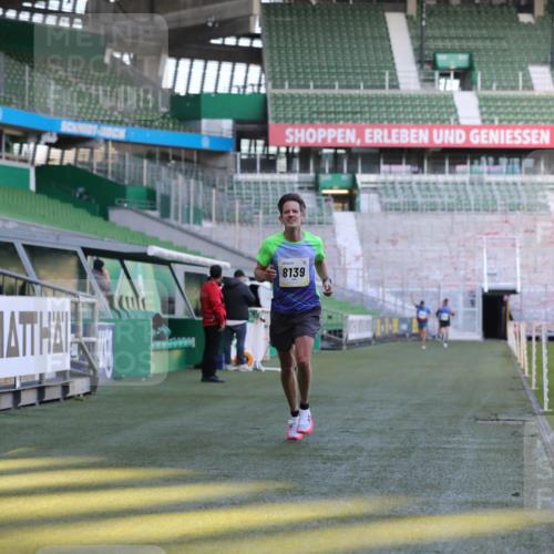 06.10.2024 - 19. swb-Marathon Bremen Yannick Fuchs http://msf.ph/oto/7378072 06.10.2024 10:19:18 Laufen im Stadion 7190, 7838, 8139, 8543, 8664, 8735, 8750 meine-sportfotos.de