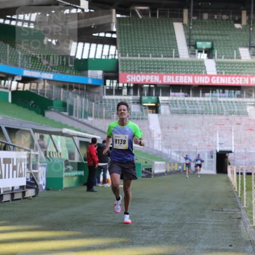 06.10.2024 - 19. swb-Marathon Bremen Yannick Fuchs http://msf.ph/oto/7378092 06.10.2024 10:19:19 Laufen im Stadion 7190, 7838, 8139, 8543, 8664, 8735, 8750 meine-sportfotos.de