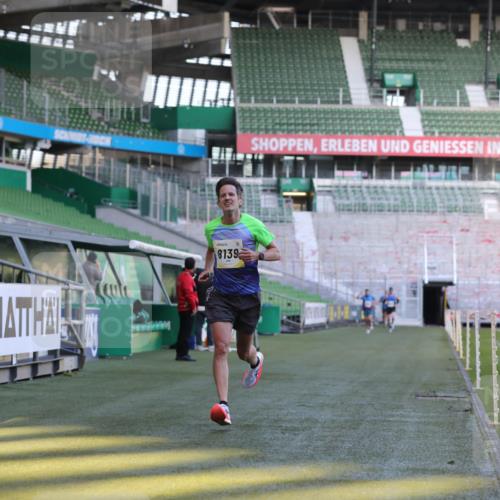 06.10.2024 - 19. swb-Marathon Bremen Yannick Fuchs http://msf.ph/oto/7378099 06.10.2024 10:19:19 Laufen im Stadion 7190, 7838, 8139, 8543, 8664, 8735, 8750 meine-sportfotos.de