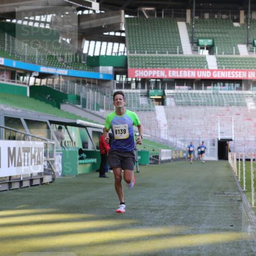 06.10.2024 - 19. swb-Marathon Bremen Yannick Fuchs http://msf.ph/oto/7378111 06.10.2024 10:19:19 Laufen im Stadion 7190, 7838, 8139, 8543, 8664, 8735, 8750 meine-sportfotos.de