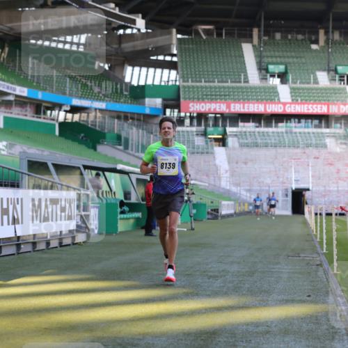 06.10.2024 - 19. swb-Marathon Bremen Yannick Fuchs http://msf.ph/oto/7378118 06.10.2024 10:19:19 Laufen im Stadion 7190, 7838, 8139, 8543, 8664, 8735, 8750 meine-sportfotos.de