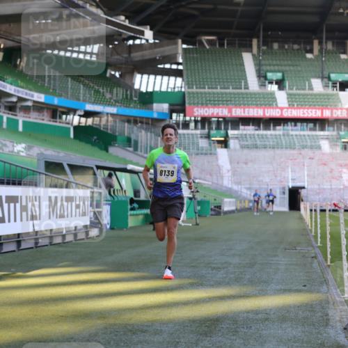 06.10.2024 - 19. swb-Marathon Bremen Yannick Fuchs http://msf.ph/oto/7378126 06.10.2024 10:19:19 Laufen im Stadion 7190, 7838, 8139, 8543, 8664, 8735, 8750 meine-sportfotos.de