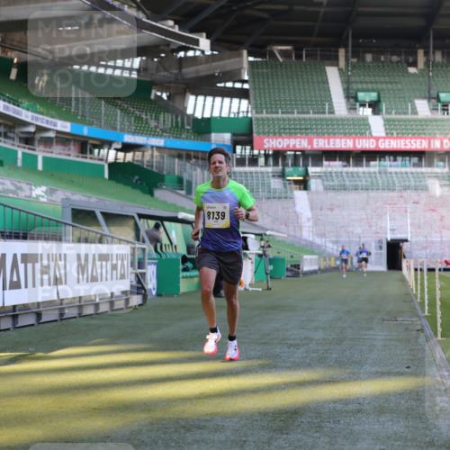 06.10.2024 - 19. swb-Marathon Bremen Yannick Fuchs http://msf.ph/oto/7378133 06.10.2024 10:19:19 Laufen im Stadion 7190, 7838, 8139, 8543, 8664, 8735, 8750 meine-sportfotos.de