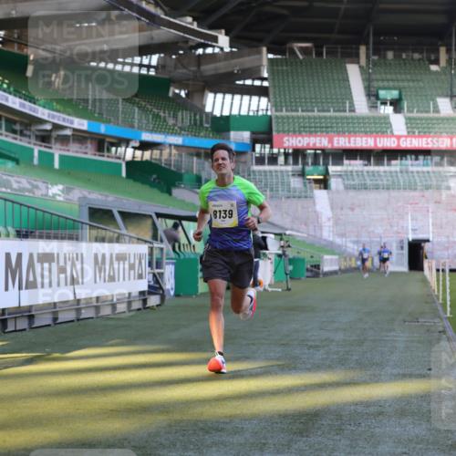 06.10.2024 - 19. swb-Marathon Bremen Yannick Fuchs http://msf.ph/oto/7378145 06.10.2024 10:19:20 Laufen im Stadion 7190, 7838, 8139, 8543, 8664, 8735, 8750 meine-sportfotos.de