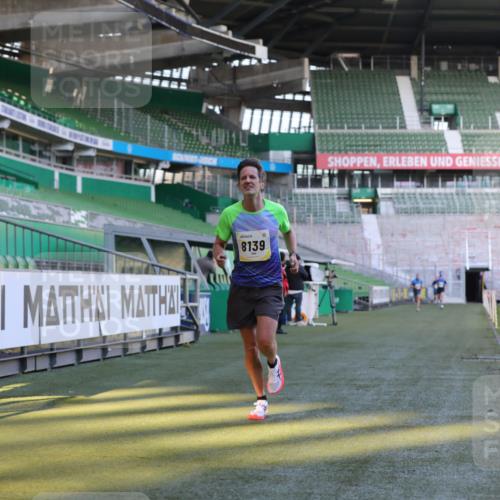 06.10.2024 - 19. swb-Marathon Bremen Yannick Fuchs http://msf.ph/oto/7378157 06.10.2024 10:19:20 Laufen im Stadion 7190, 7838, 8139, 8543, 8664, 8735, 8750 meine-sportfotos.de