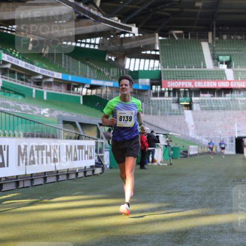 06.10.2024 - 19. swb-Marathon Bremen Yannick Fuchs http://msf.ph/oto/7378173 06.10.2024 10:19:20 Laufen im Stadion 7190, 7838, 8139, 8543, 8664, 8735, 8750 meine-sportfotos.de