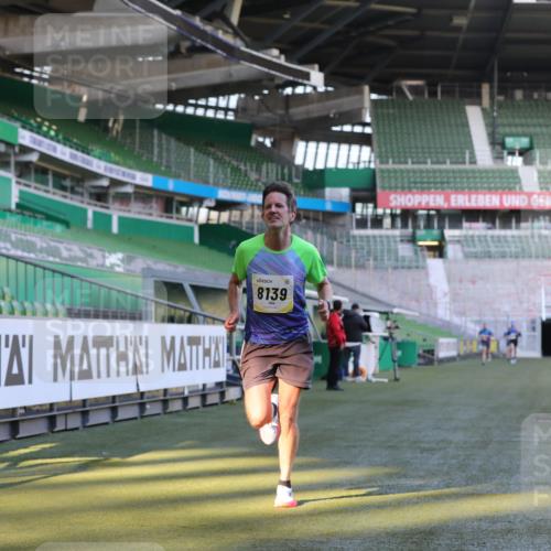 06.10.2024 - 19. swb-Marathon Bremen Yannick Fuchs http://msf.ph/oto/7378188 06.10.2024 10:19:20 Laufen im Stadion 7190, 7838, 8139, 8543, 8664, 8735, 8750 meine-sportfotos.de