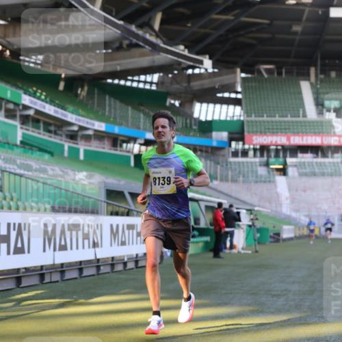 06.10.2024 - 19. swb-Marathon Bremen Yannick Fuchs http://msf.ph/oto/7378199 06.10.2024 10:19:20 Laufen im Stadion 7190, 7838, 8139, 8543, 8664, 8735, 8750 meine-sportfotos.de
