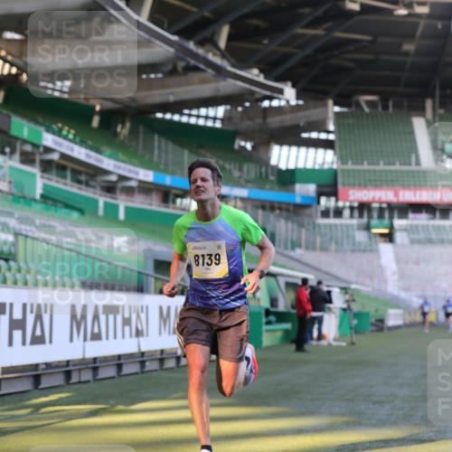 06.10.2024 - 19. swb-Marathon Bremen Yannick Fuchs http://msf.ph/oto/7378215 06.10.2024 10:19:20 Laufen im Stadion 7190, 7838, 8139, 8543, 8664, 8735, 8750 meine-sportfotos.de
