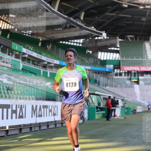 06.10.2024 - 19. swb-Marathon Bremen Yannick Fuchs http://msf.ph/oto/7378231 06.10.2024 10:19:20 Laufen im Stadion 7190, 7838, 8139, 8543, 8664, 8735, 8750 meine-sportfotos.de