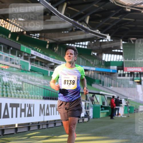 06.10.2024 - 19. swb-Marathon Bremen Yannick Fuchs http://msf.ph/oto/7378246 06.10.2024 10:19:21 Laufen im Stadion 7190, 7838, 8139, 8543, 8664, 8735, 8750 meine-sportfotos.de