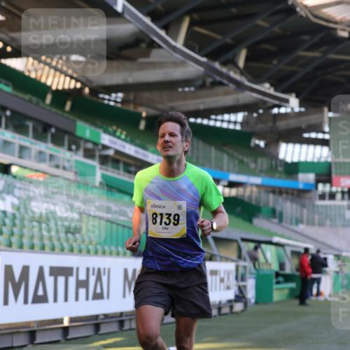 06.10.2024 - 19. swb-Marathon Bremen Yannick Fuchs http://msf.ph/oto/7378255 06.10.2024 10:19:21 Laufen im Stadion 7190, 7838, 8139, 8543, 8664, 8735, 8750 meine-sportfotos.de