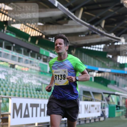 06.10.2024 - 19. swb-Marathon Bremen Yannick Fuchs http://msf.ph/oto/7378263 06.10.2024 10:19:21 Laufen im Stadion 7190, 7838, 8139, 8543, 8664, 8735, 8750 meine-sportfotos.de