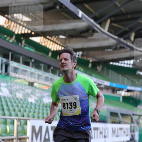06.10.2024 - 19. swb-Marathon Bremen Yannick Fuchs http://msf.ph/oto/7378270 06.10.2024 10:19:21 Laufen im Stadion 7190, 7838, 8139, 8543, 8664, 8735, 8750 meine-sportfotos.de
