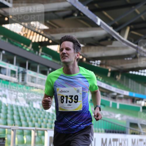 06.10.2024 - 19. swb-Marathon Bremen Yannick Fuchs http://msf.ph/oto/7378276 06.10.2024 10:19:21 Laufen im Stadion 7190, 7838, 8139, 8543, 8664, 8735, 8750 meine-sportfotos.de