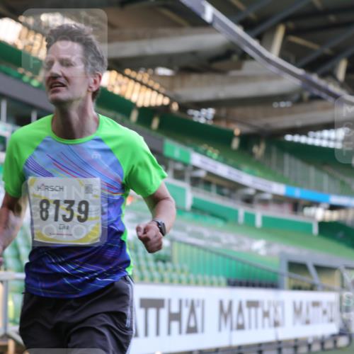 06.10.2024 - 19. swb-Marathon Bremen Yannick Fuchs http://msf.ph/oto/7378290 06.10.2024 10:19:21 Laufen im Stadion 7190, 7838, 8139, 8543, 8664, 8735, 8750 meine-sportfotos.de