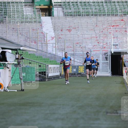 06.10.2024 - 19. swb-Marathon Bremen Yannick Fuchs http://msf.ph/oto/7378302 06.10.2024 10:19:23 Laufen im Stadion 7190, 7838, 8139, 8543, 8664, 8735, 8750 meine-sportfotos.de