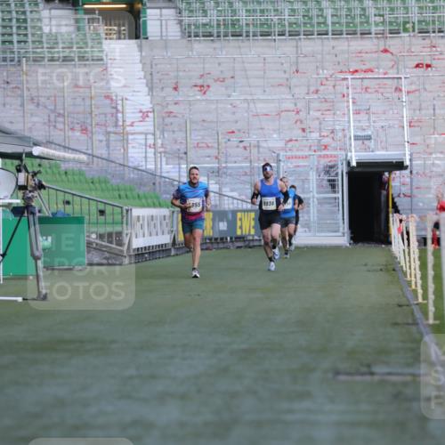 06.10.2024 - 19. swb-Marathon Bremen Yannick Fuchs http://msf.ph/oto/7378318 06.10.2024 10:19:23 Laufen im Stadion 7190, 7838, 8139, 8543, 8664, 8735, 8750 meine-sportfotos.de