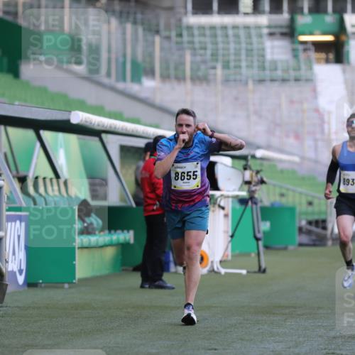 06.10.2024 - 19. swb-Marathon Bremen Yannick Fuchs http://msf.ph/oto/7378330 06.10.2024 10:19:30 Laufen im Stadion 7190, 8139, 8543, 8655, 8735, 8750, 8788, 8938 meine-sportfotos.de