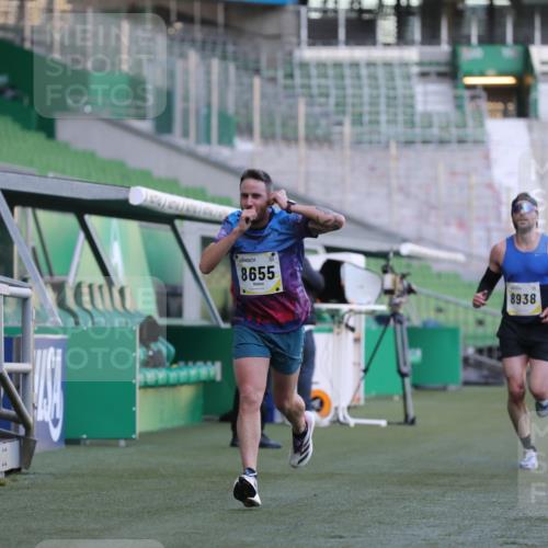 06.10.2024 - 19. swb-Marathon Bremen Yannick Fuchs http://msf.ph/oto/7378364 06.10.2024 10:19:31 Laufen im Stadion 7190, 8139, 8543, 8655, 8735, 8750, 8788, 8938 meine-sportfotos.de