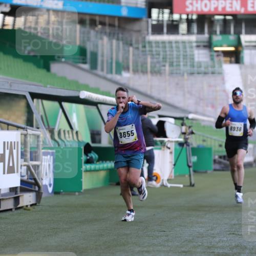 06.10.2024 - 19. swb-Marathon Bremen Yannick Fuchs http://msf.ph/oto/7378376 06.10.2024 10:19:31 Laufen im Stadion 7190, 8139, 8543, 8655, 8735, 8750, 8788, 8938 meine-sportfotos.de