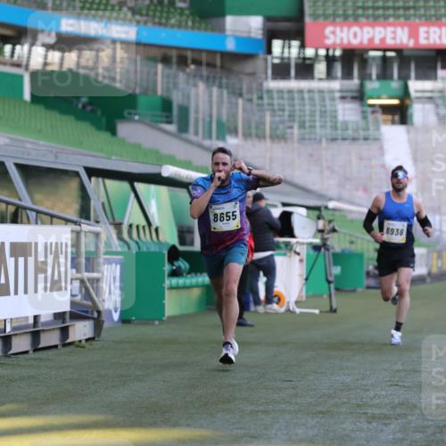 06.10.2024 - 19. swb-Marathon Bremen Yannick Fuchs http://msf.ph/oto/7378386 06.10.2024 10:19:31 Laufen im Stadion 7190, 8139, 8543, 8655, 8735, 8750, 8788, 8938 meine-sportfotos.de