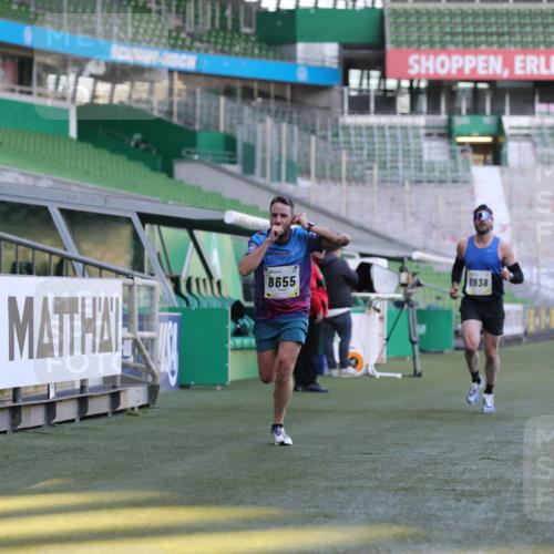 06.10.2024 - 19. swb-Marathon Bremen Yannick Fuchs http://msf.ph/oto/7378402 06.10.2024 10:19:31 Laufen im Stadion 7190, 8139, 8543, 8655, 8735, 8750, 8788, 8938 meine-sportfotos.de