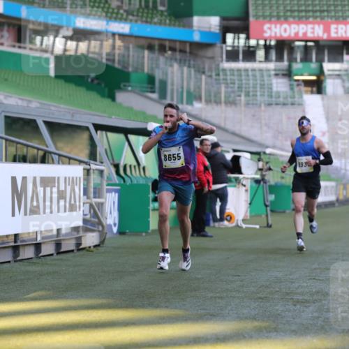 06.10.2024 - 19. swb-Marathon Bremen Yannick Fuchs http://msf.ph/oto/7378413 06.10.2024 10:19:31 Laufen im Stadion 7190, 8139, 8543, 8655, 8735, 8750, 8788, 8938 meine-sportfotos.de