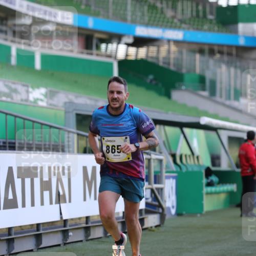 06.10.2024 - 19. swb-Marathon Bremen Yannick Fuchs http://msf.ph/oto/7378430 06.10.2024 10:19:32 Laufen im Stadion 7190, 8139, 8543, 8655, 8735, 8750, 8788, 8938 meine-sportfotos.de