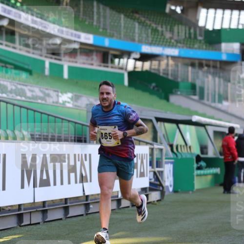 06.10.2024 - 19. swb-Marathon Bremen Yannick Fuchs http://msf.ph/oto/7378436 06.10.2024 10:19:33 Laufen im Stadion 7190, 8139, 8543, 8655, 8735, 8750, 8788, 8938 meine-sportfotos.de